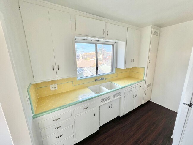 Building Photo - Granada Triplex