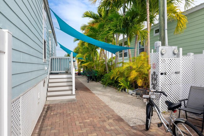 Building Photo - Sunset Harbor at Cow Key Marina 6 month furnished rental