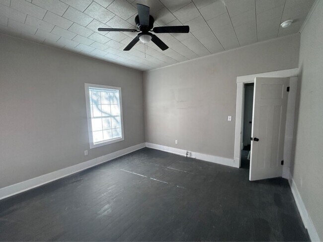 Building Photo - 1710 W 15th St