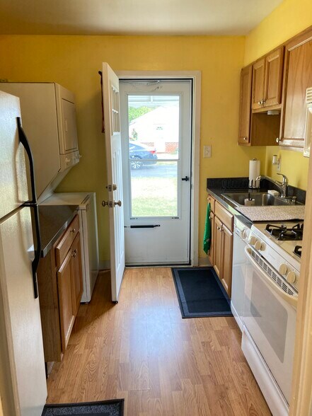 Kitchen with all working appliances( washer/dryer, dishwasher, stove and microwave) - 235 E 235th St