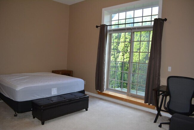 Building Photo - 3-bedroom, 2.5 bathroom partially furnished home in Saint Joseph