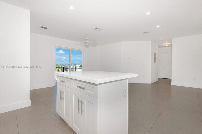 Building Photo - 555 E Dania Beach Blvd