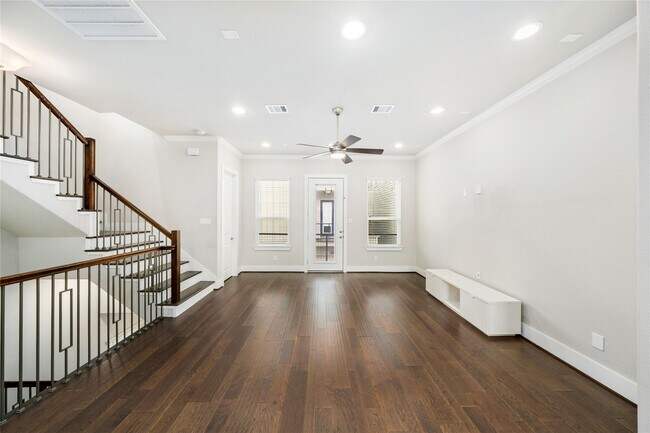 Building Photo - 420 W 28th St