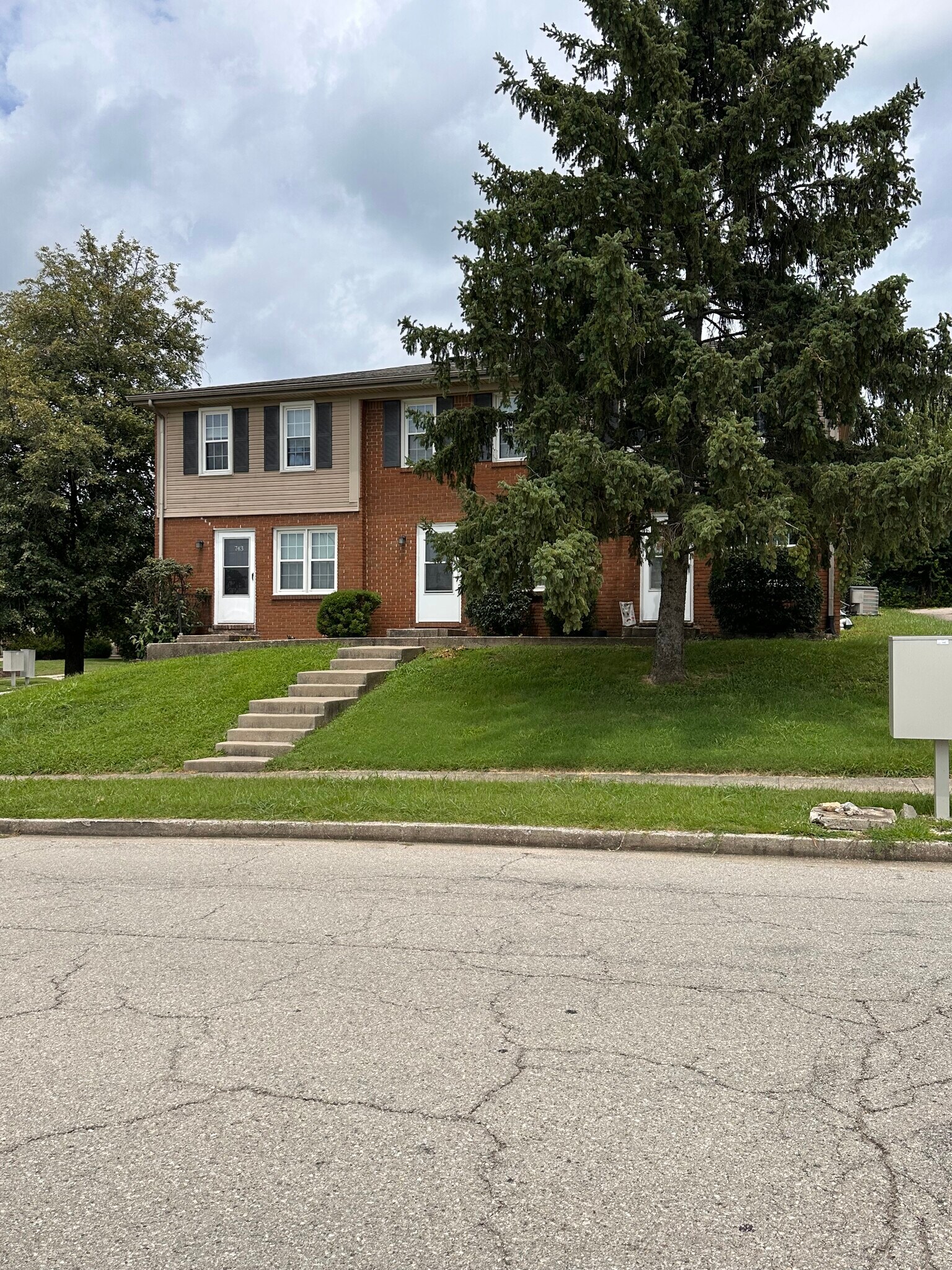 Building Photo - 741 Ridgeview Dr
