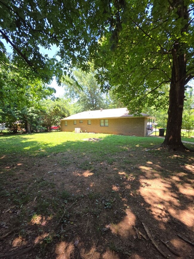Building Photo - 308 E Gum St