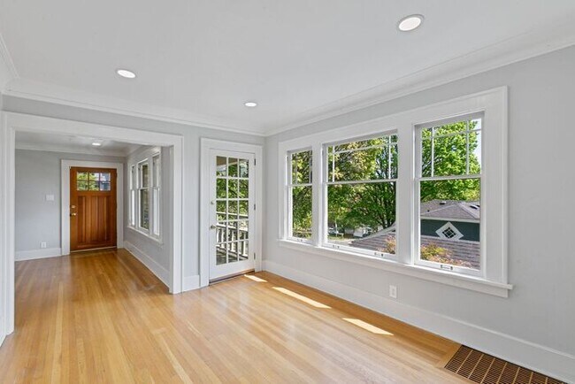 Building Photo - Charming AIR CONDITIONED Leschi Craftsman