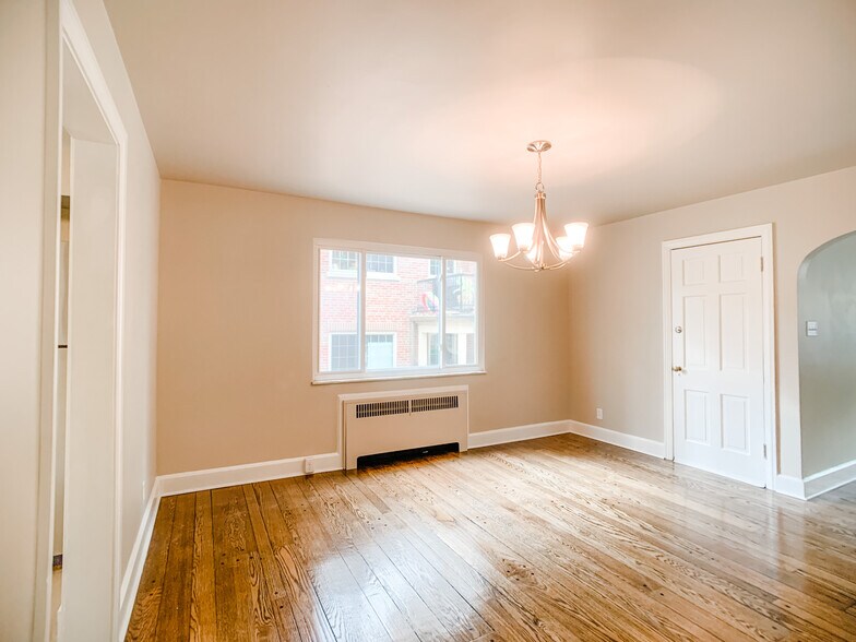 Dining Room #9 - 6260 Rogers Park Plz