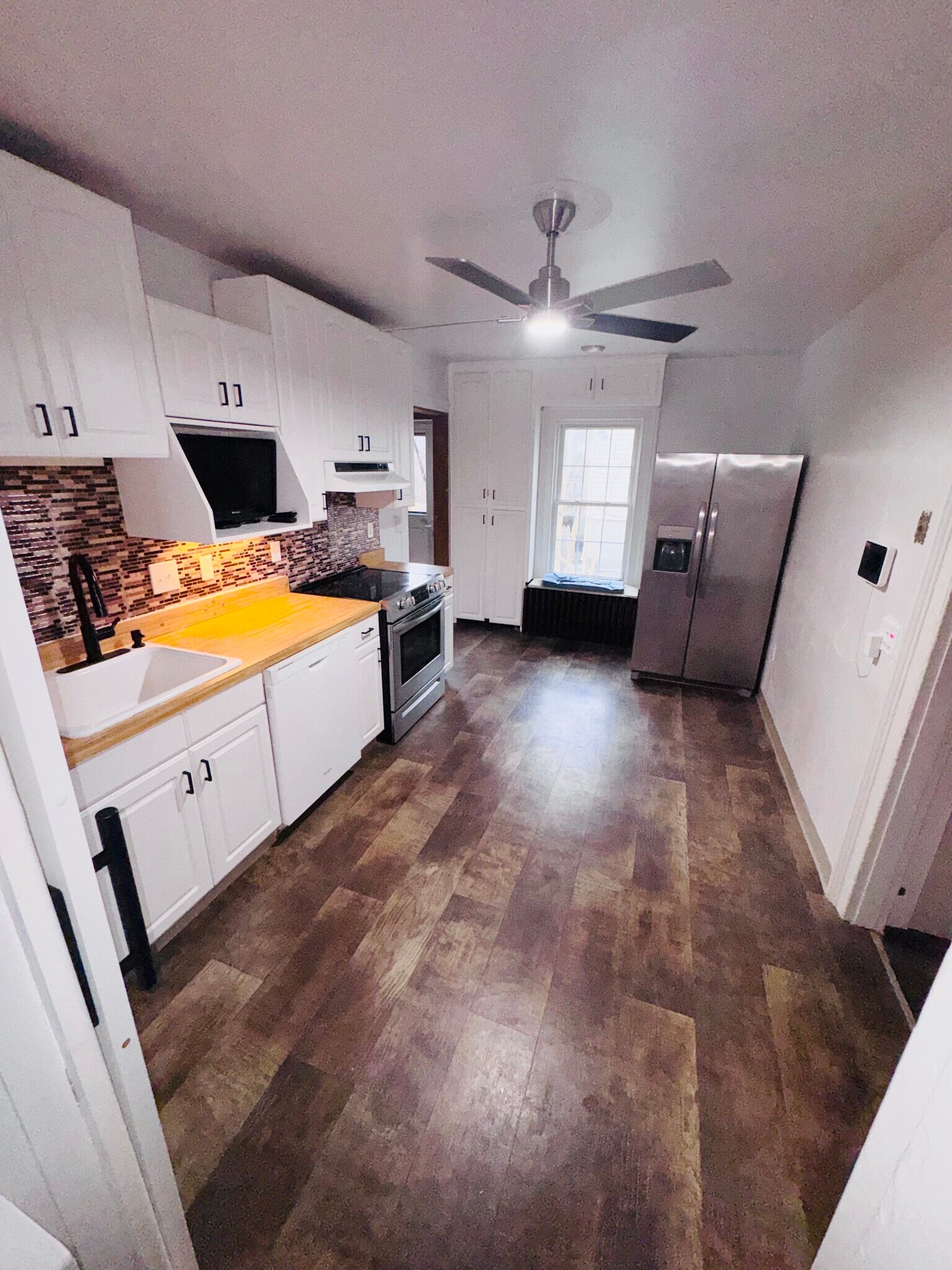 Large kitchen - 412 Pearl Lake Rd