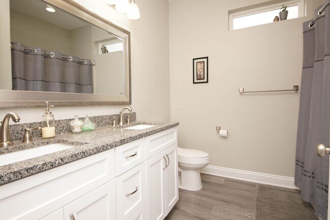 Building Photo - Newer Home in Valparaiso