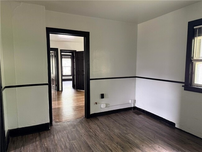 Building Photo - 865-869-869 Clifford Ave