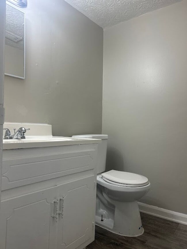 Building Photo - 1015 Cedar Ave