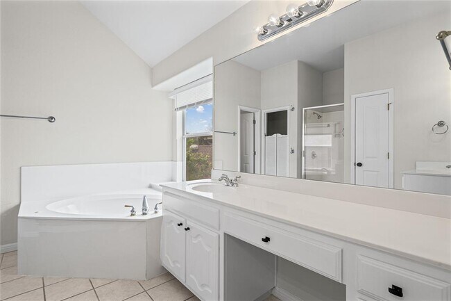Building Photo - 10700 Pointe View Dr