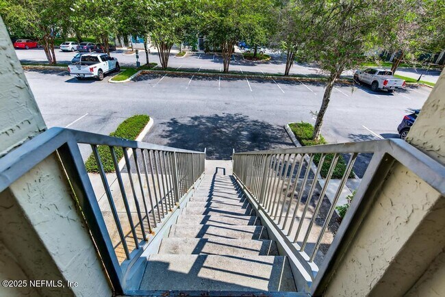 Building Photo - 13703 Richmond Park Dr N