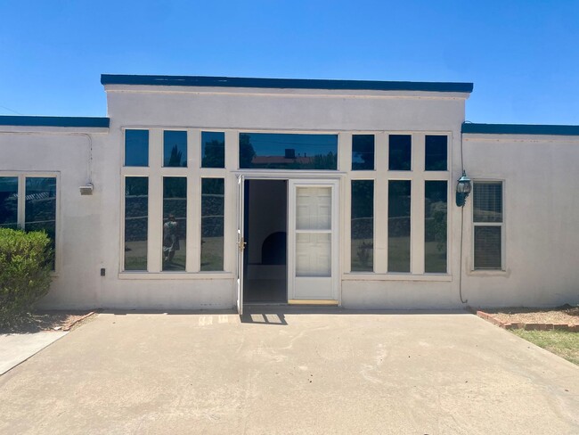Building Photo - 1812 Pomona Dr