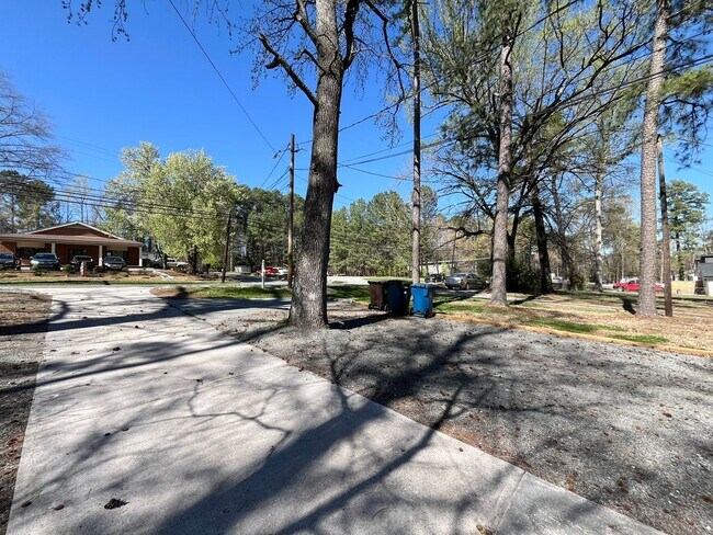 Building Photo - Modern 2BD, 2BA with 3rd Bonus Room Near Downtown Durham with Assigned Off-Street Parking and Bac...