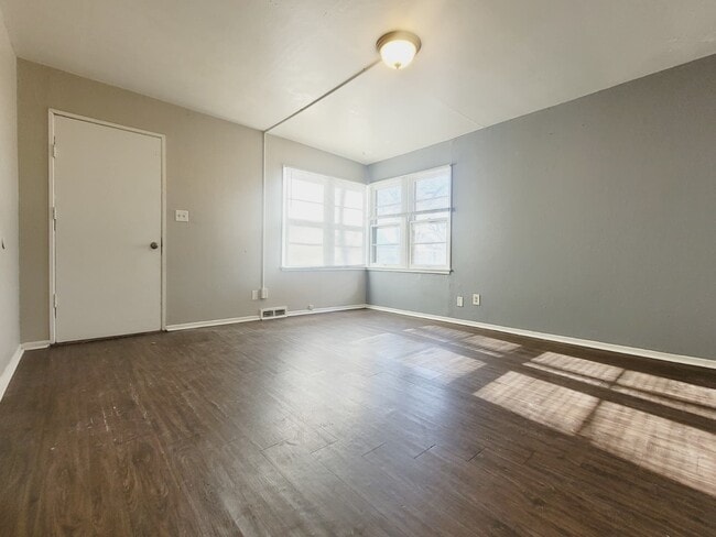 Building Photo - 922 W 4th St