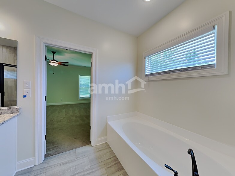 Building Photo - 4130 Vineyard Dr E