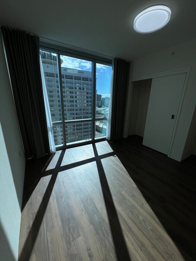 Building Photo - ** 2 BEDROOM 2 BATH** 2 covered PARKING, O...