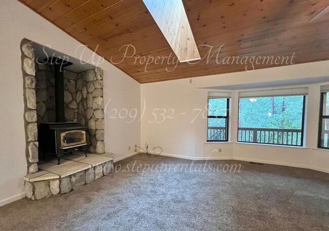 Building Photo - Cozy and Charming 3 Bedroom 2 Bathroom in ...