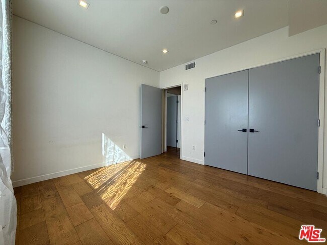 Building Photo - 532 W Elk Ave