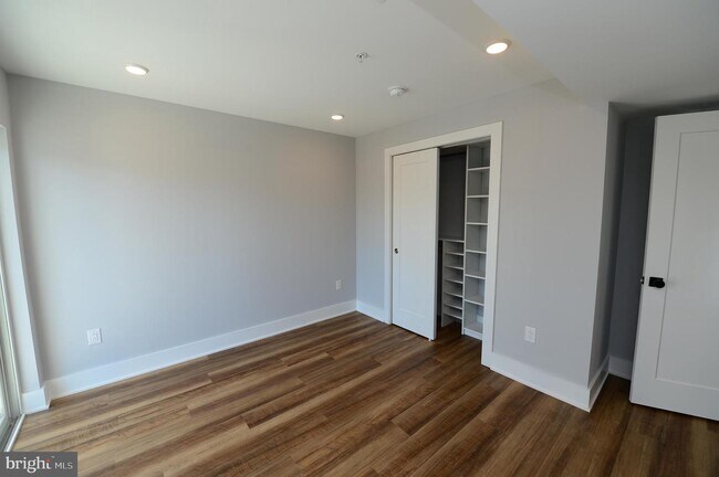 Building Photo - 3965 Lancaster Ave