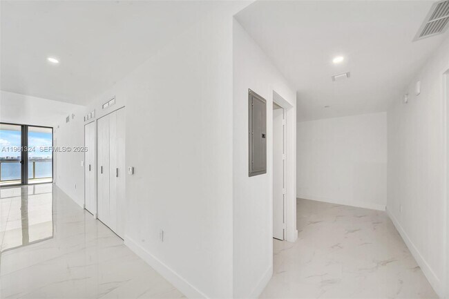 Building Photo - 700 NE 24th St