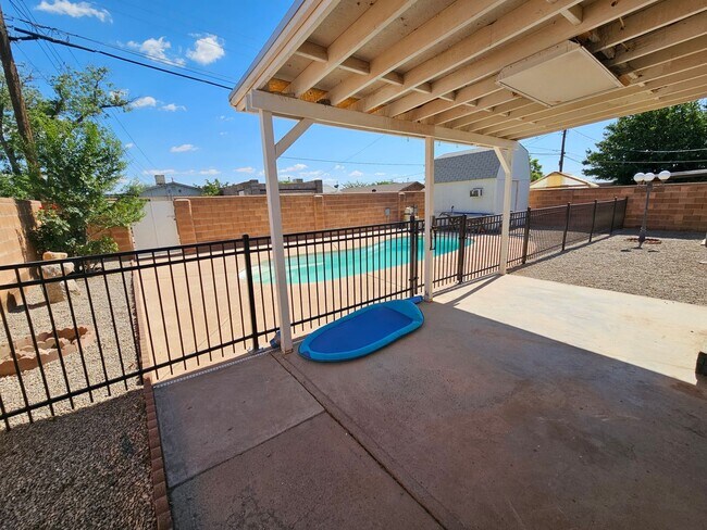Building Photo - Beautifully maintained 3 bdrm/2 bath with ...