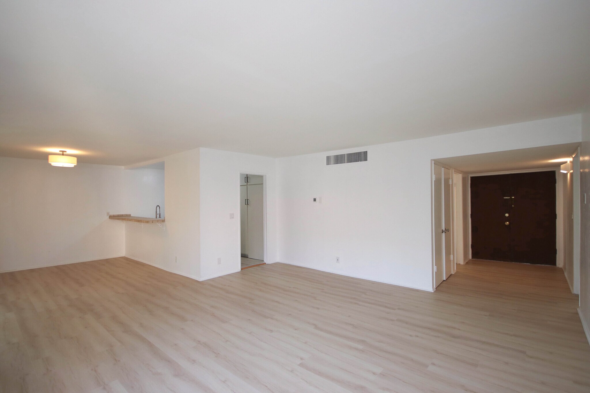 Building Photo - 1127 E Del Mar Blvd
