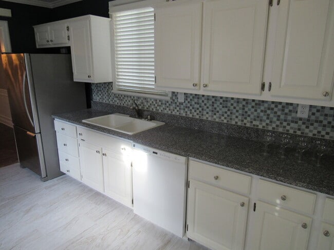 Building Photo - Cape Cod 3bed 1.5 bath in Westwood Hills, KS