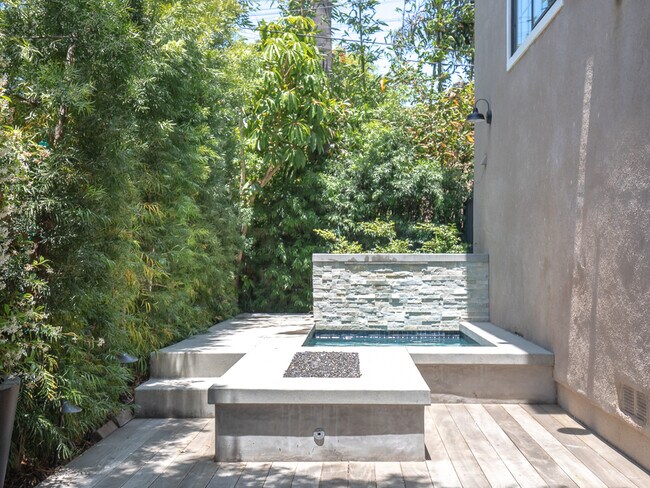 Building Photo - Exquisite Tree Section Home with A/C