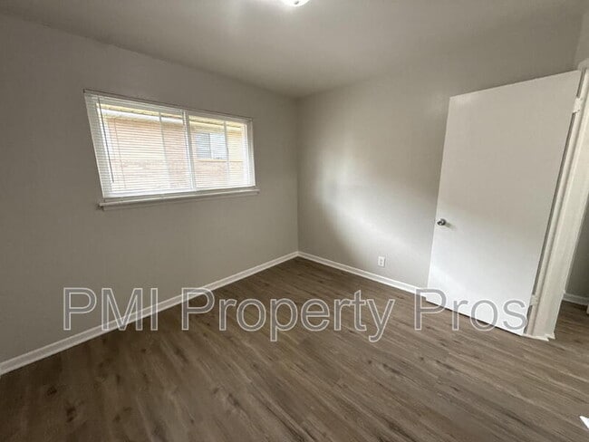 Building Photo - 7701 W Hampton Ave