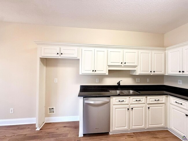 Building Photo - 200 Vining Way