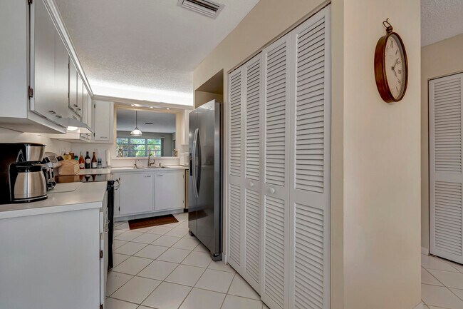 Building Photo - 5943 Areca Palm Ct