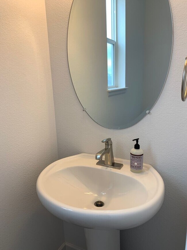 Building Photo - Beautiful Townhome In Monument With Two Ma...
