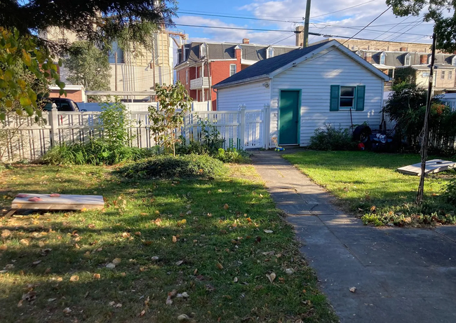 Shared backyard - 612 Linden Ave