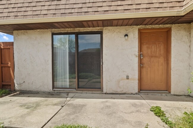 Building Photo - Spacious Rooms, fireplace and patio