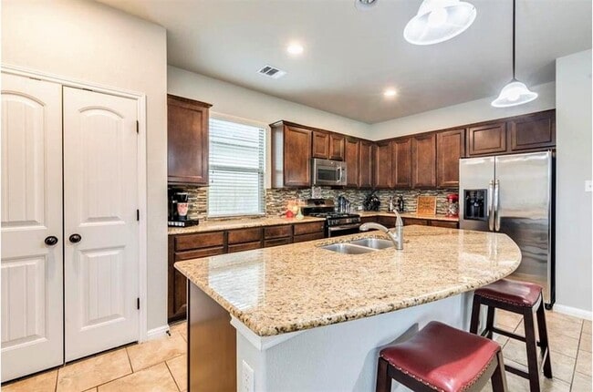 Building Photo - 2001 Herzog