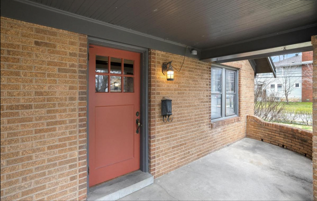 Building Photo - Quaint home in a quiet neighborhood