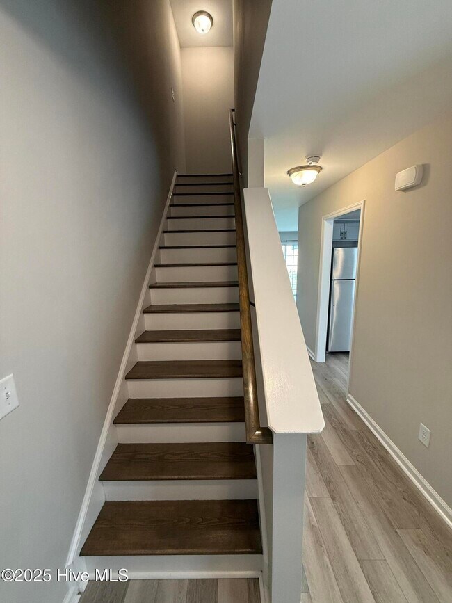 Building Photo - 321 S Pointe Dr