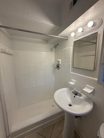 Building Photo - 1244 NE 5th Ter