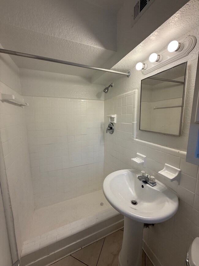 Building Photo - 1244 NE 5th Ter