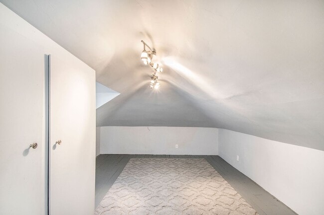 Building Photo - Adorable Millard Home