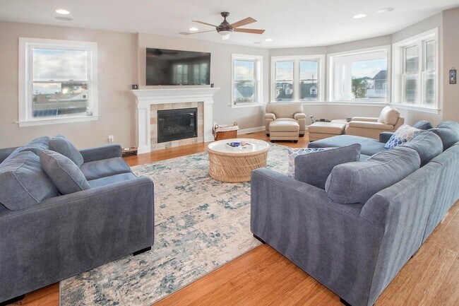 Building Photo - 352 31st St S