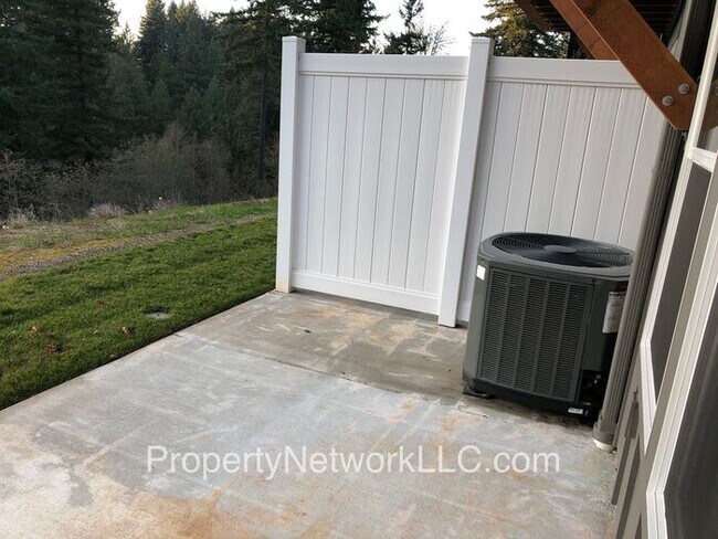 Building Photo - Outstanding Townhouse in Sandy Oregon