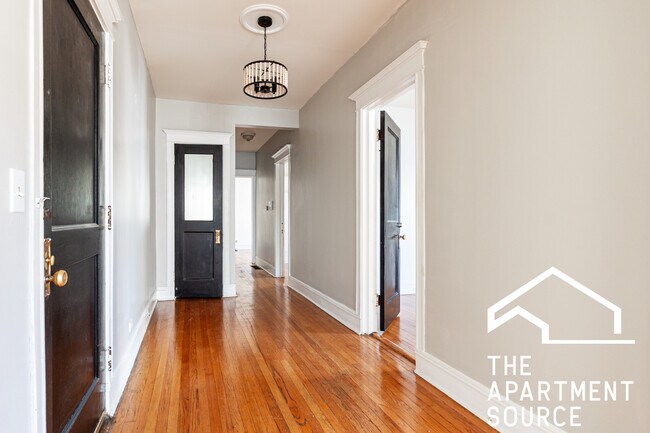 Building Photo - 900 W Belle Plaine Ave