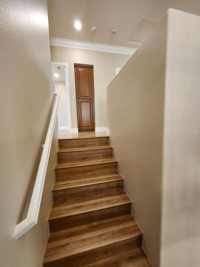 Building Photo - Luxurious 4-Bedroom View Home in Desirable...