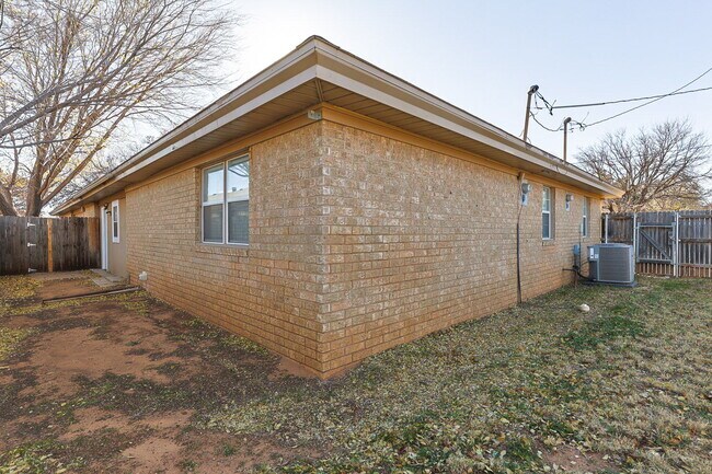 Building Photo - 3 Bedroom with 2 living rooms