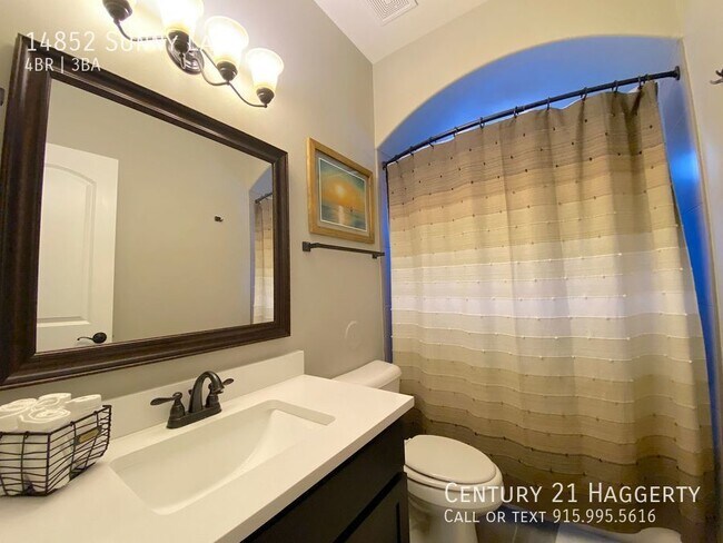 Building Photo - Gorgeous 4 Bedroom Refrig A/C Home