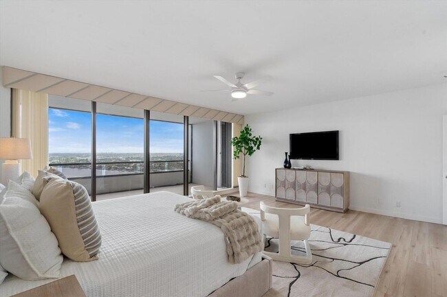 Building Photo - 100 Lakeshore Dr