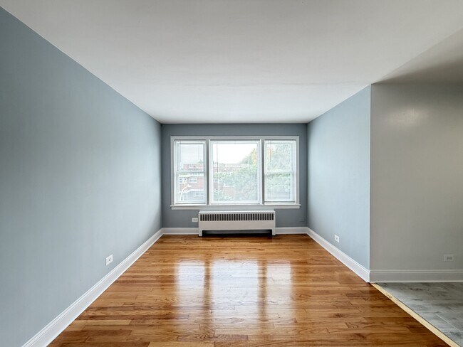 Building Photo - 2754 W North Shore Ave